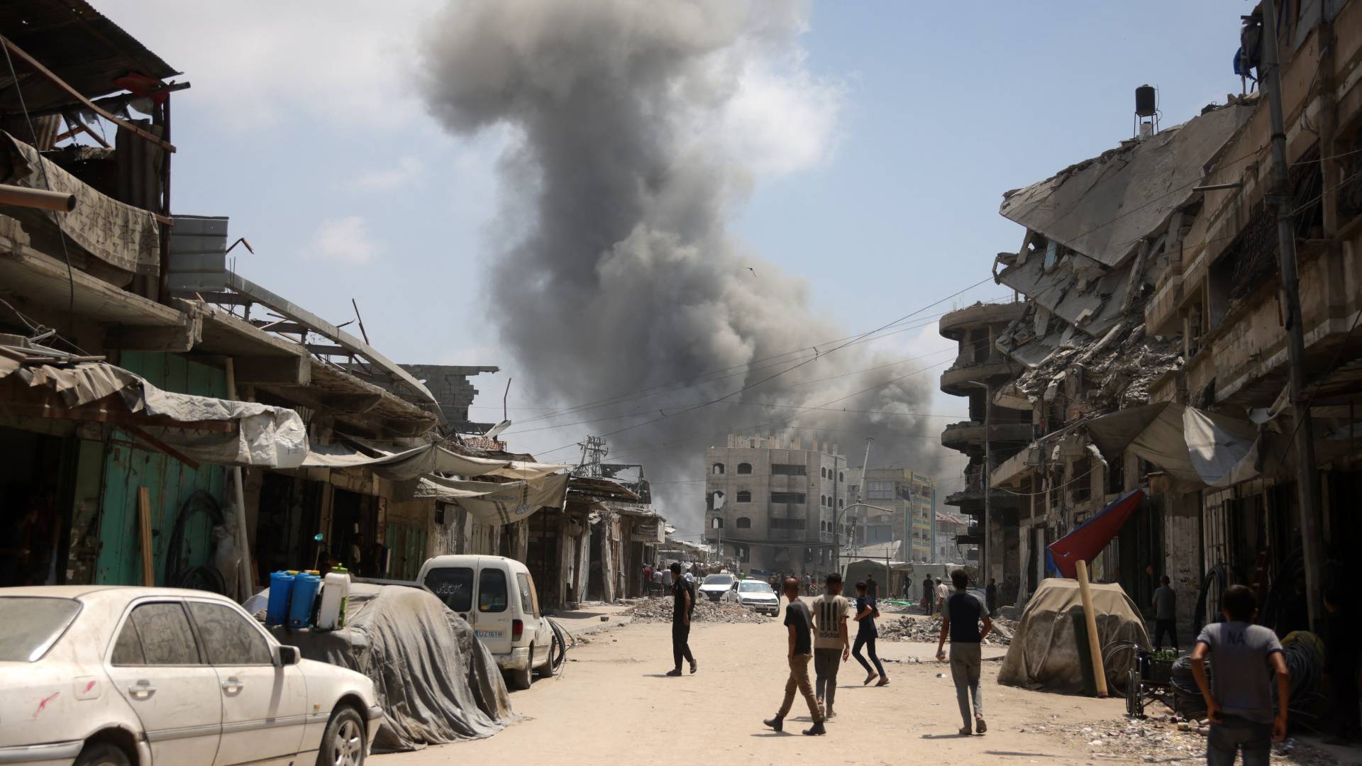 تصاعد دخان جراء غارة للاحتلال الإسرائيلي على حي الزيتون الجنوبي في مدينة غزة