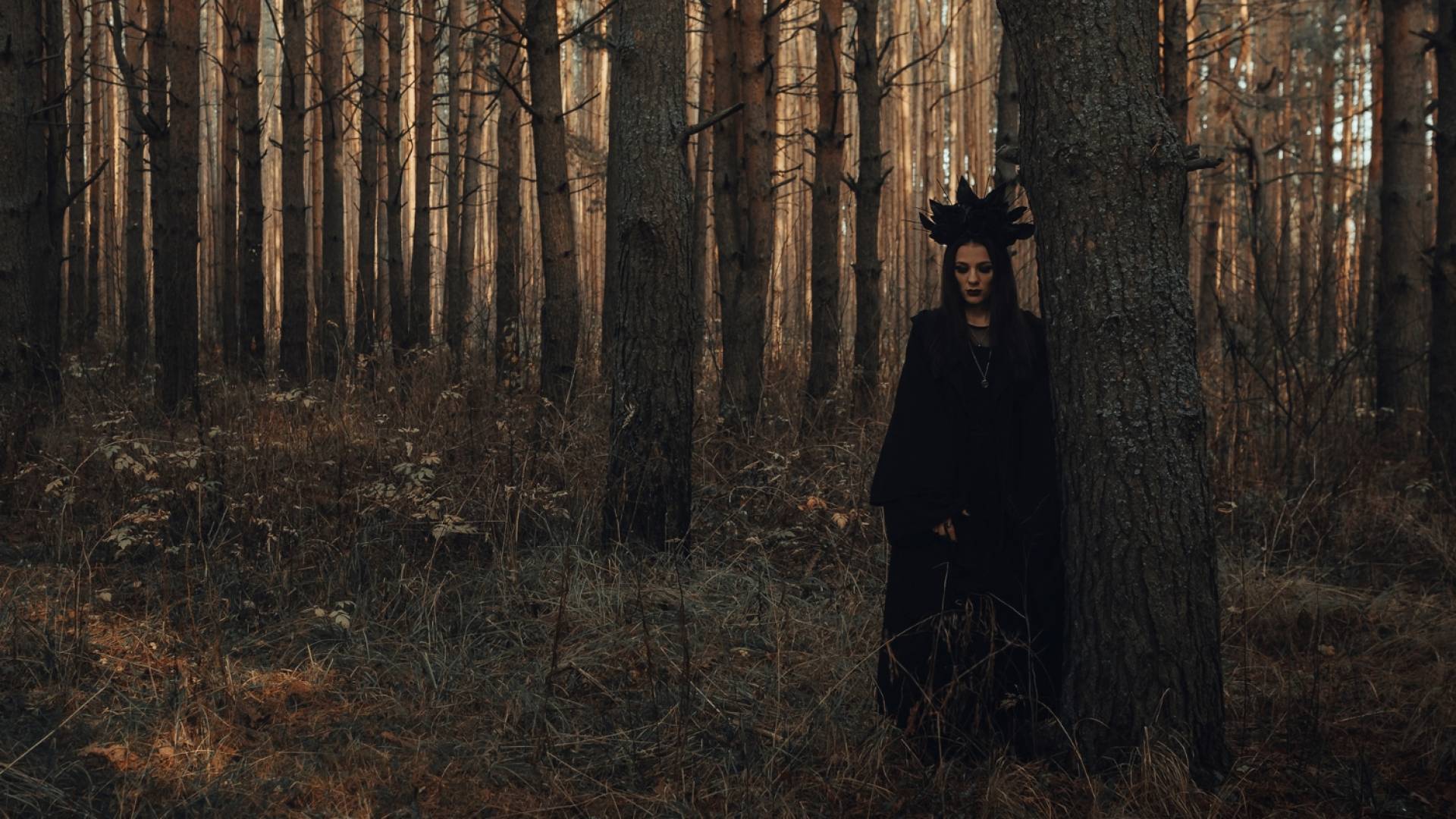 سيدة ترتدي الرداء الاسود