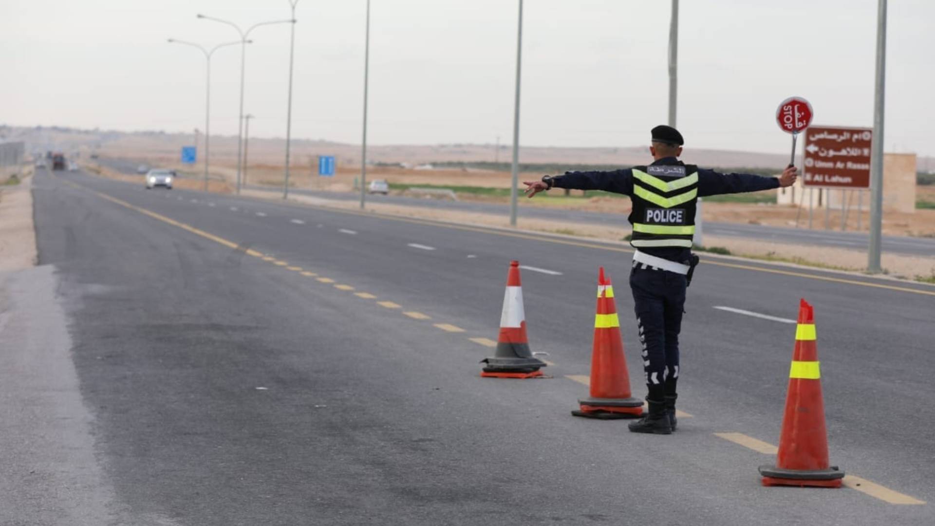 رجل أمن على الطريق الصحراوي