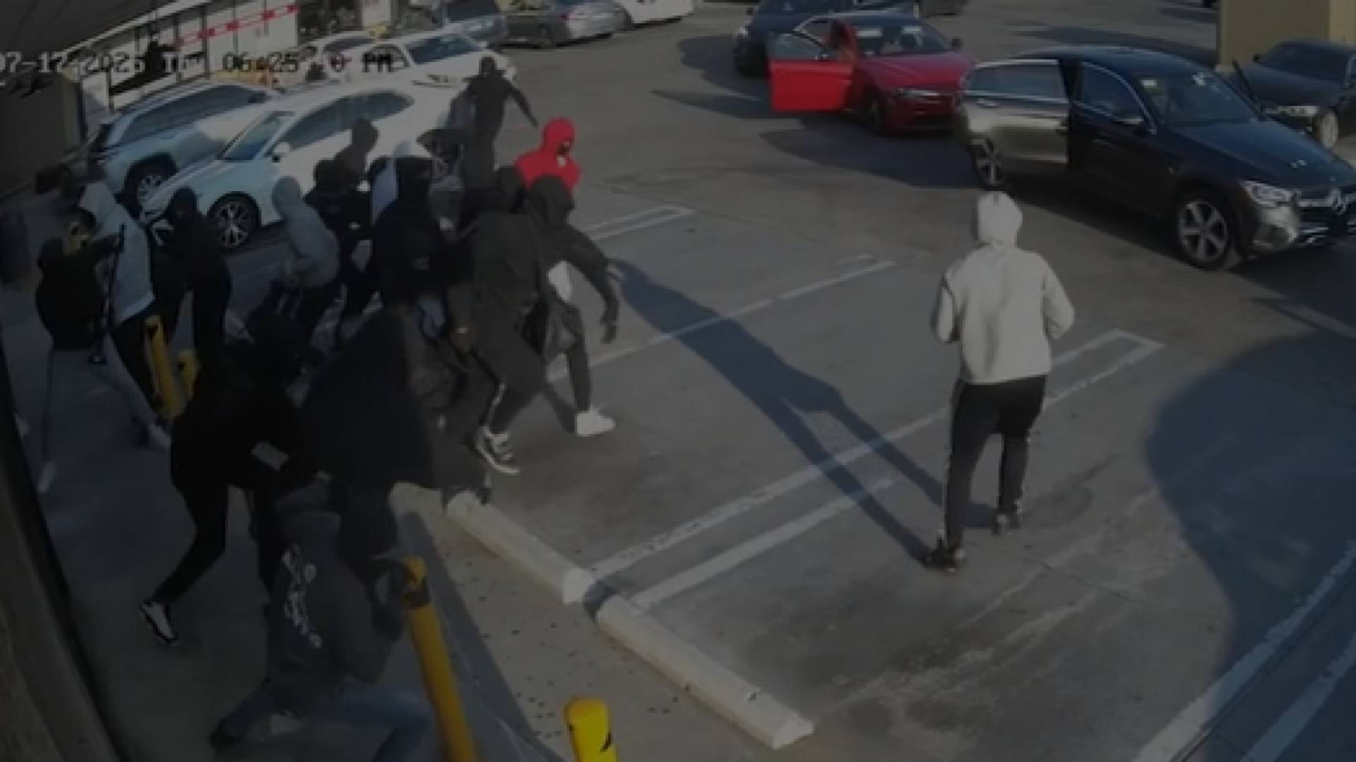 محاولة سطو جماعي على متجره بكاليفورنيا