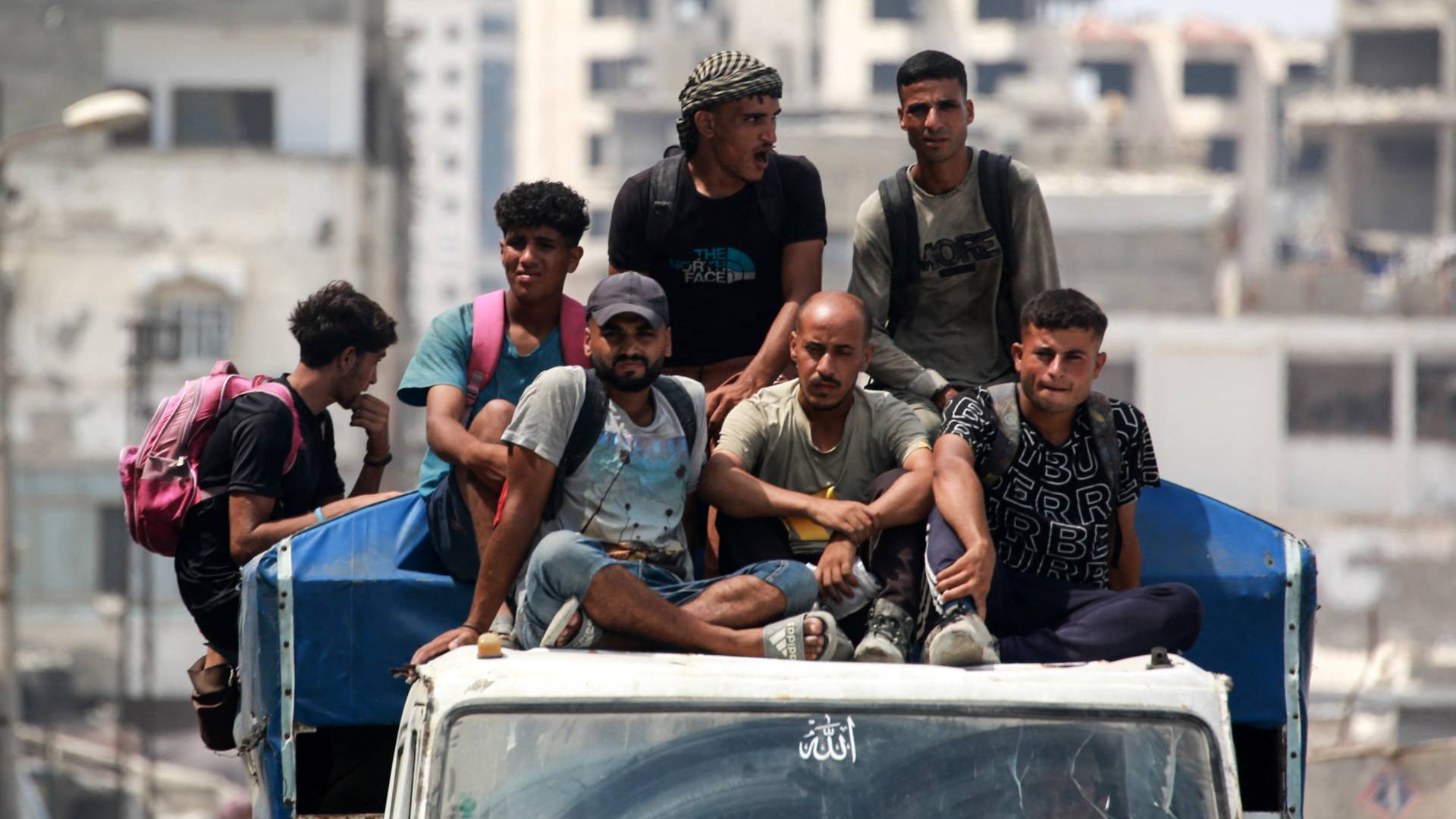 فلسطينيون نازحون من منازلهم في قطاع غزة