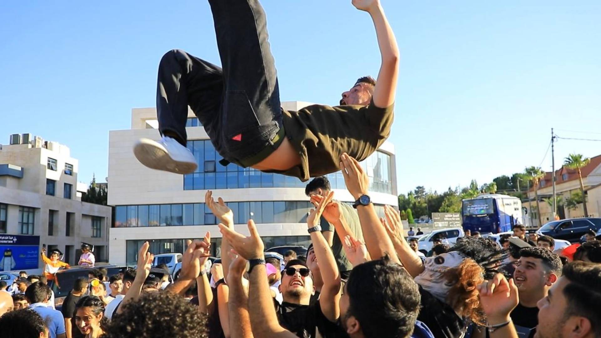 احتفال طلبة توجيهي بالنتائج