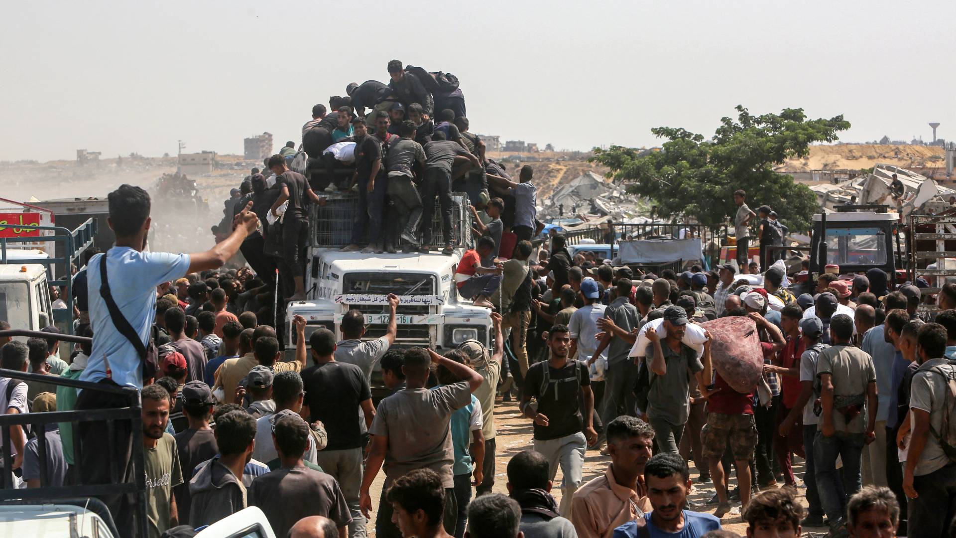 محاولة الحصول على المساعدات الانسانيه في غزه