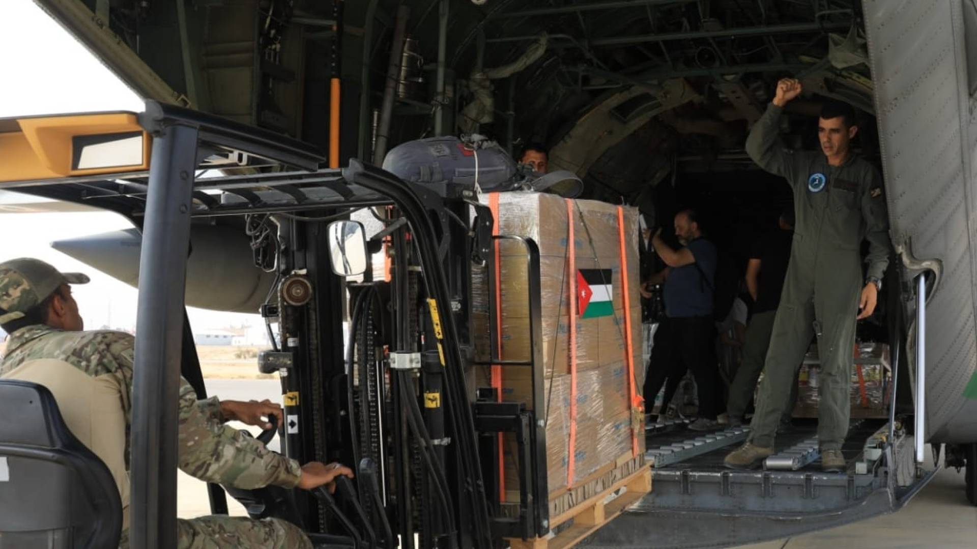 القوات المسلحة تنفذ إنزالات جوية جديدة على قطاع غزة
