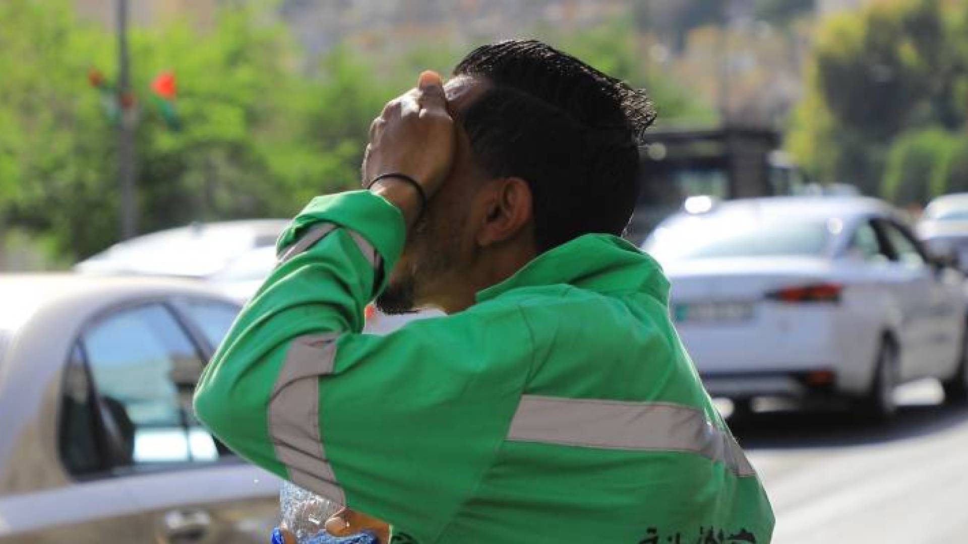 عامل وطن تحت أشعة الشمس