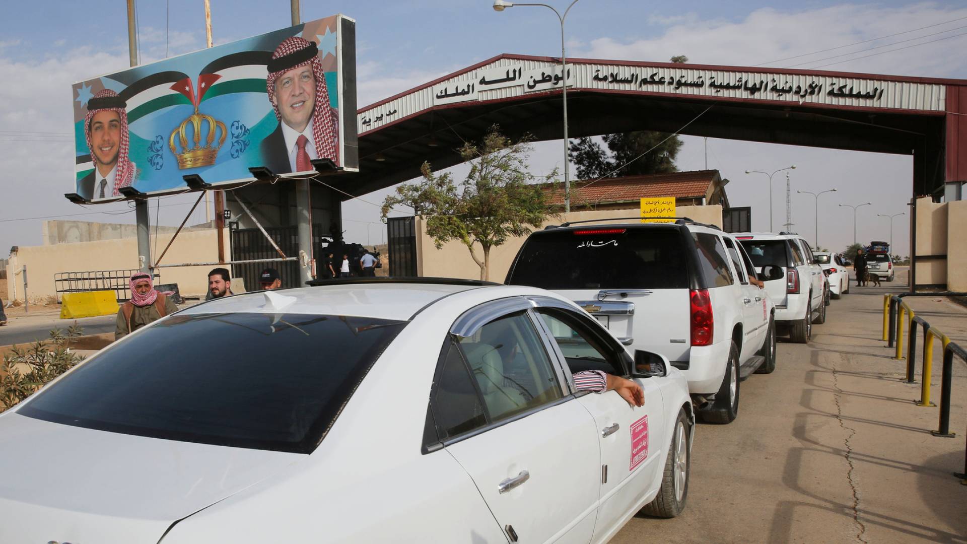 استجابة لتوصيات نيابية.. "الداخلية" تسمح للمستثمرين بالسفر لسوريا بمركباتهم الخاصة وتحيل عطاء ساحات جابر