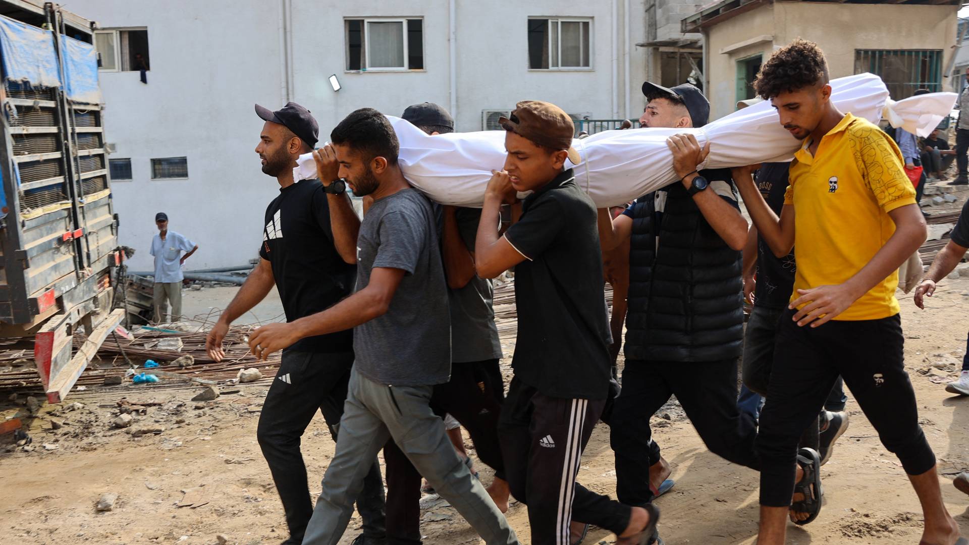 فلسطينيون يشيعون شهيدا في غزة