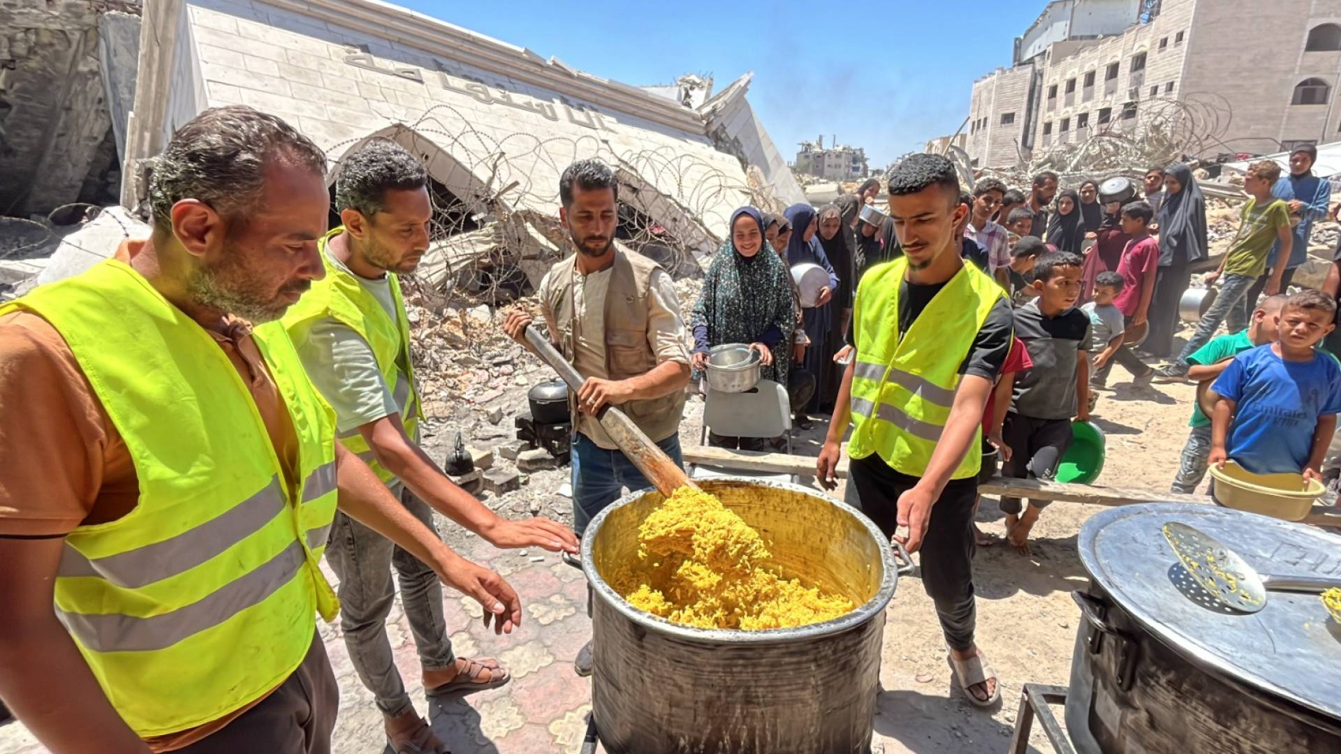 الهيئة الخيرية الأردنية الهاشمية تواصل توزيع الوجبات الساخنة على الأسر المتعففة في قطاع غزة