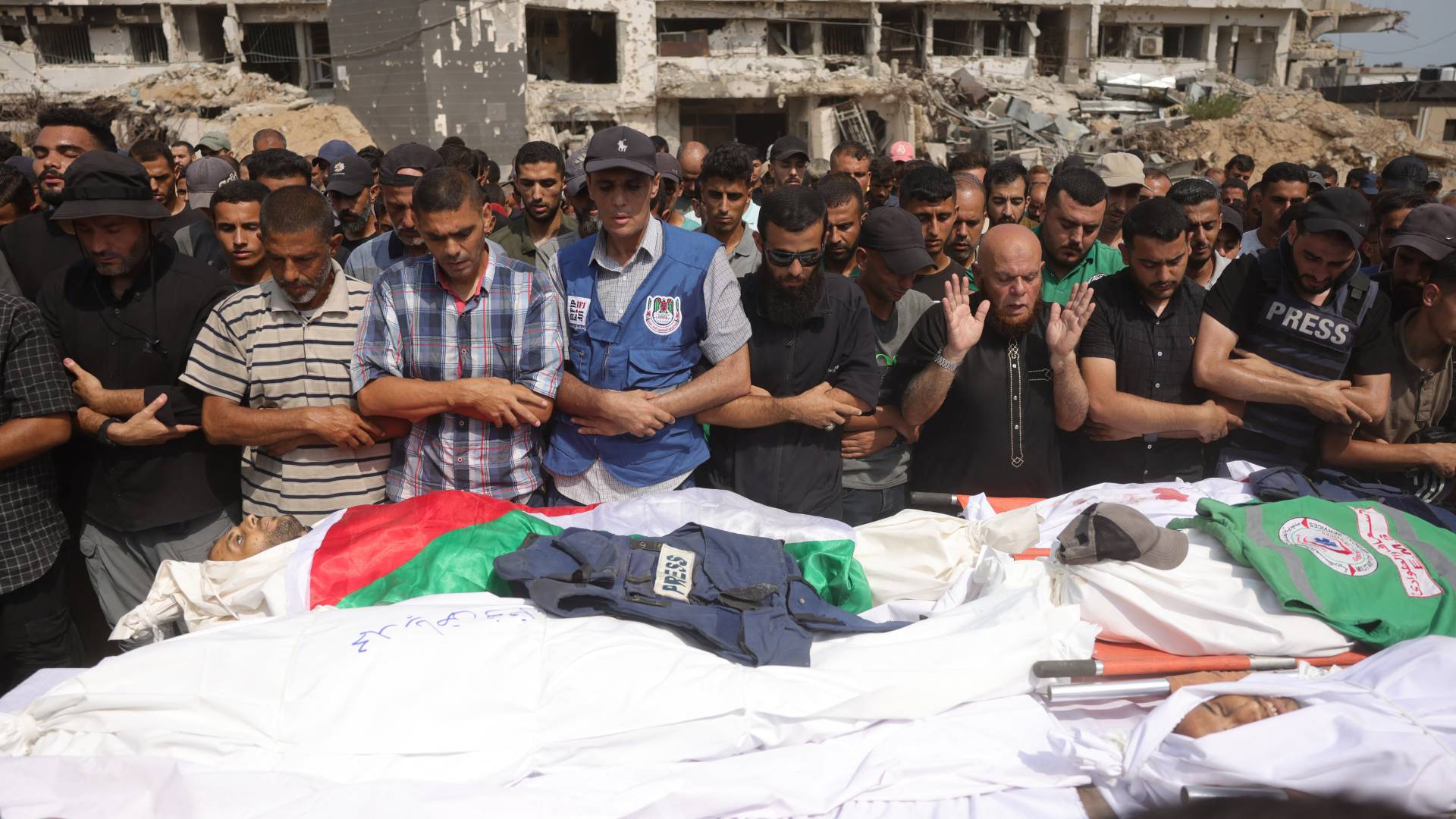 تشييع جثماني المراسلين الصحفيين أنس الشريف ومحمد قريقع في قطاع غزة