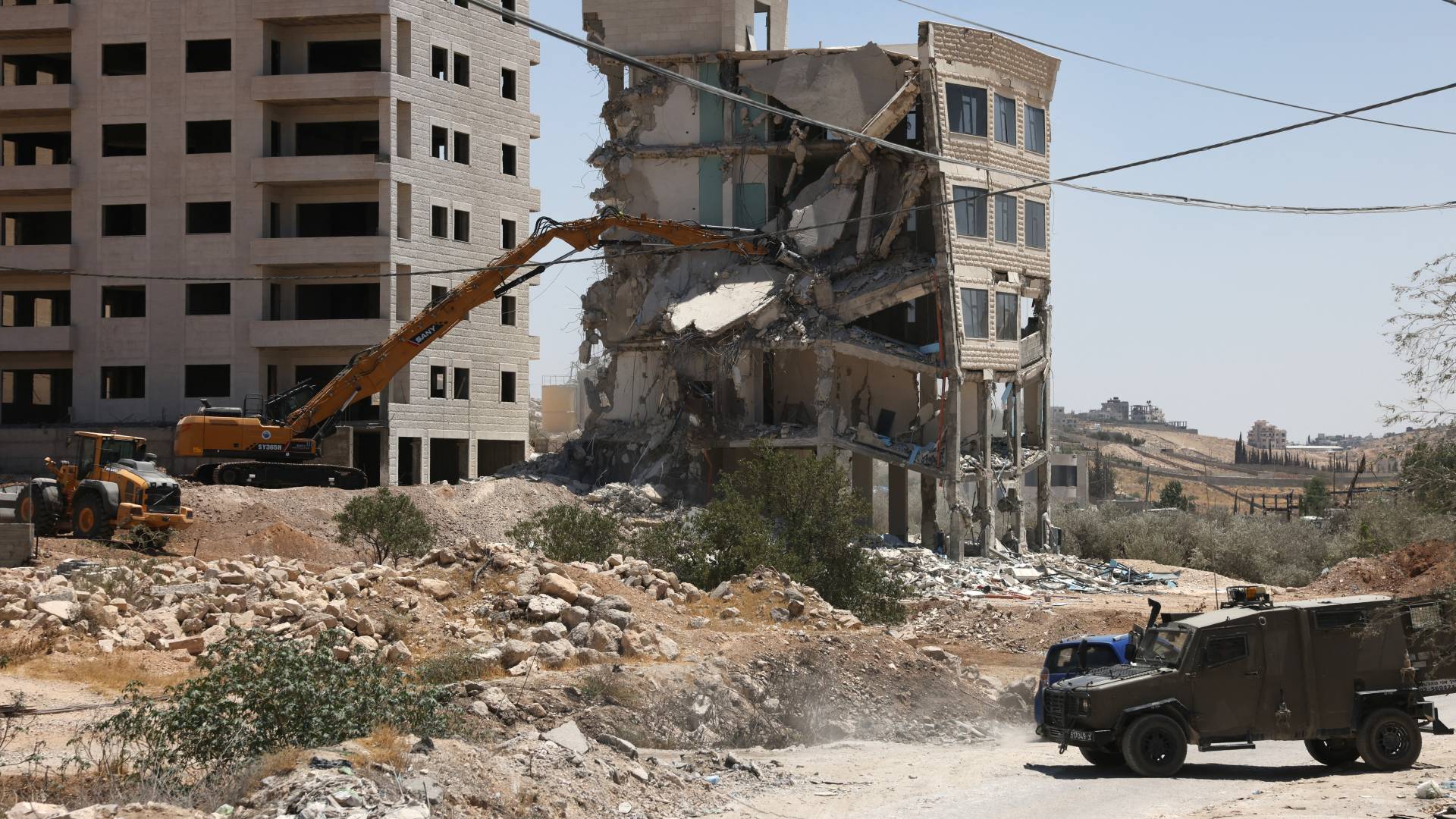 قوات الاحتلال تهدم المنازل