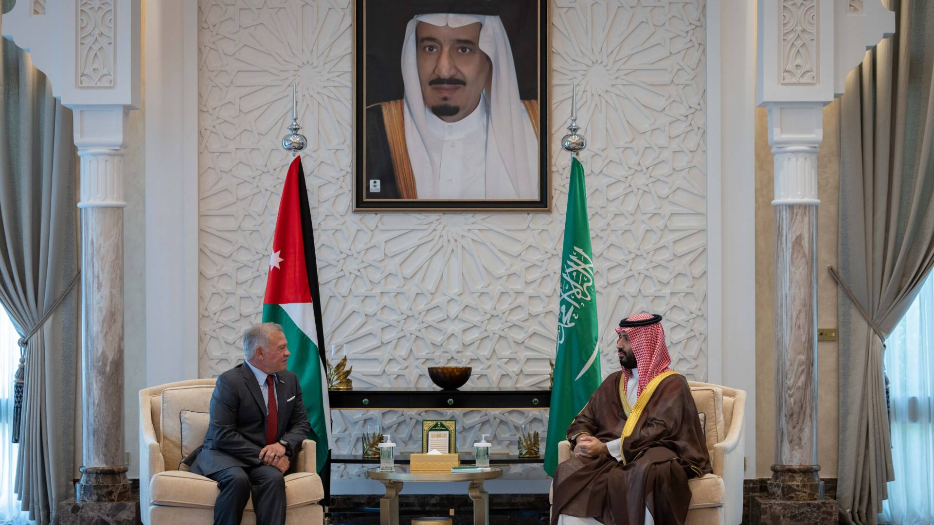 الملك يلتقي ولي العهد السعودي بمدينة نيوم الإثنين