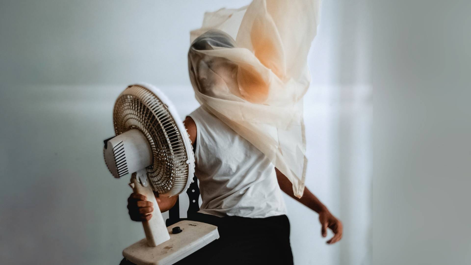 شخص يحمل مروحة هواء "تعبيرية"