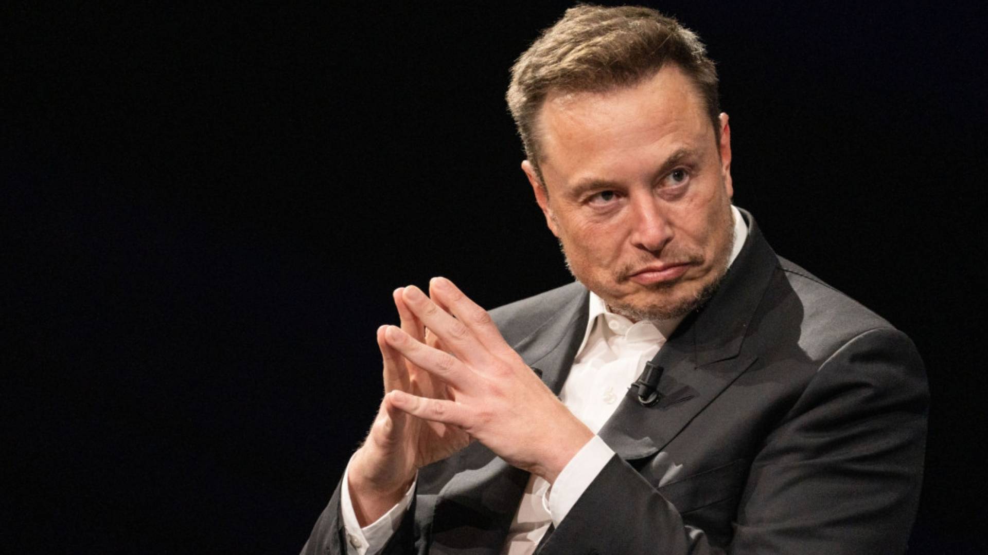 إيلون ماسك يتهم أبل بالاحتكار ويهدد بمقاضاتها