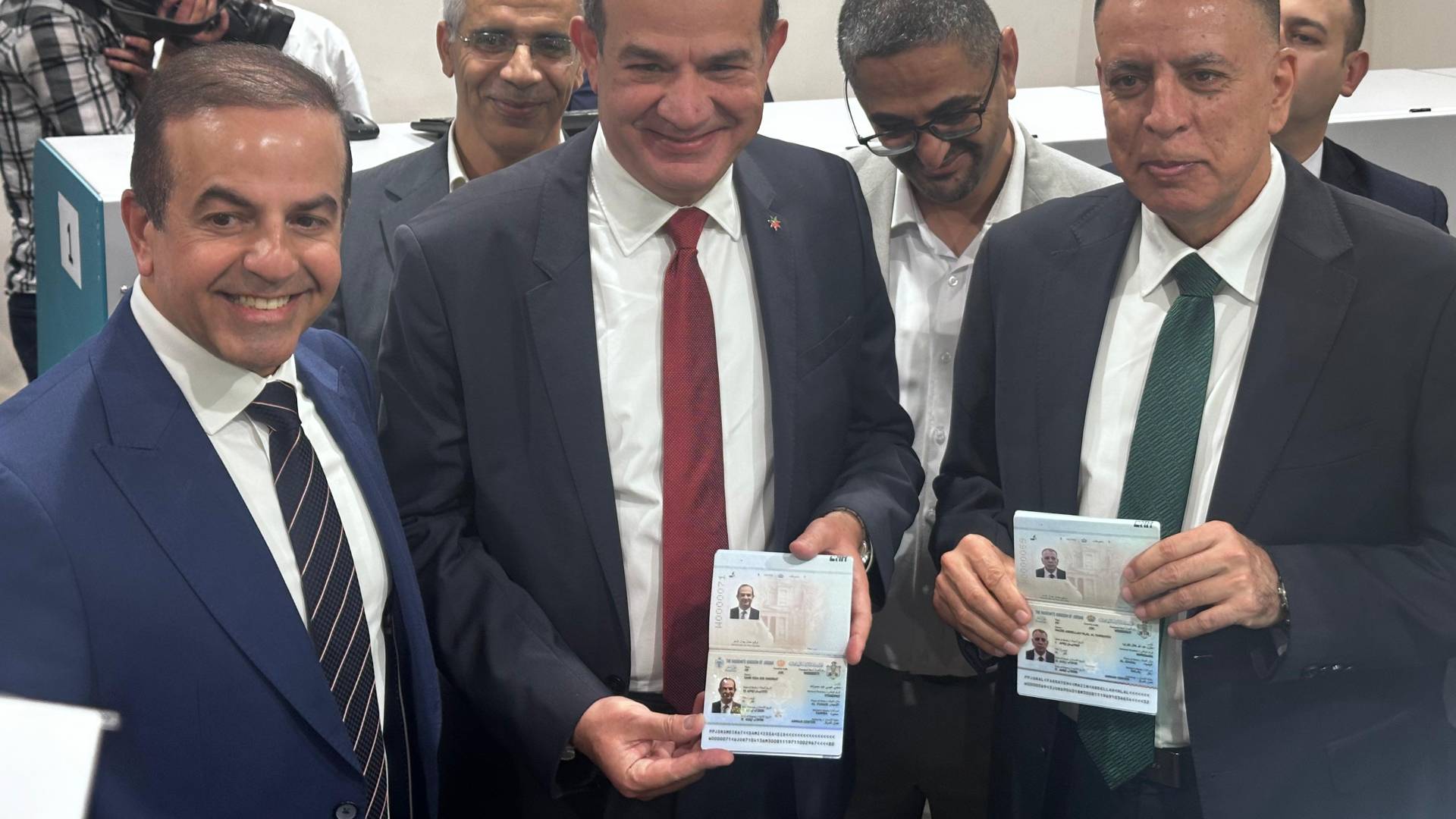 إصدار أول جواز سفر أردني إلكتروني لأول مرة في الأردن