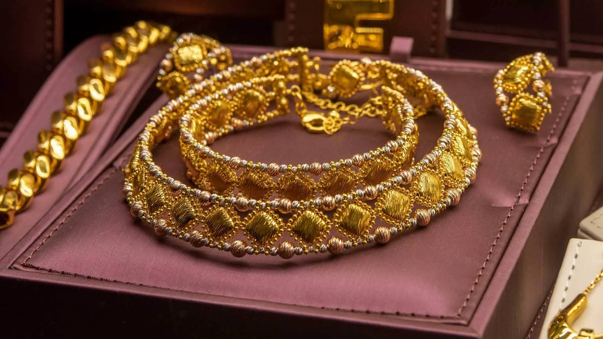 مجوهرات ذهبية