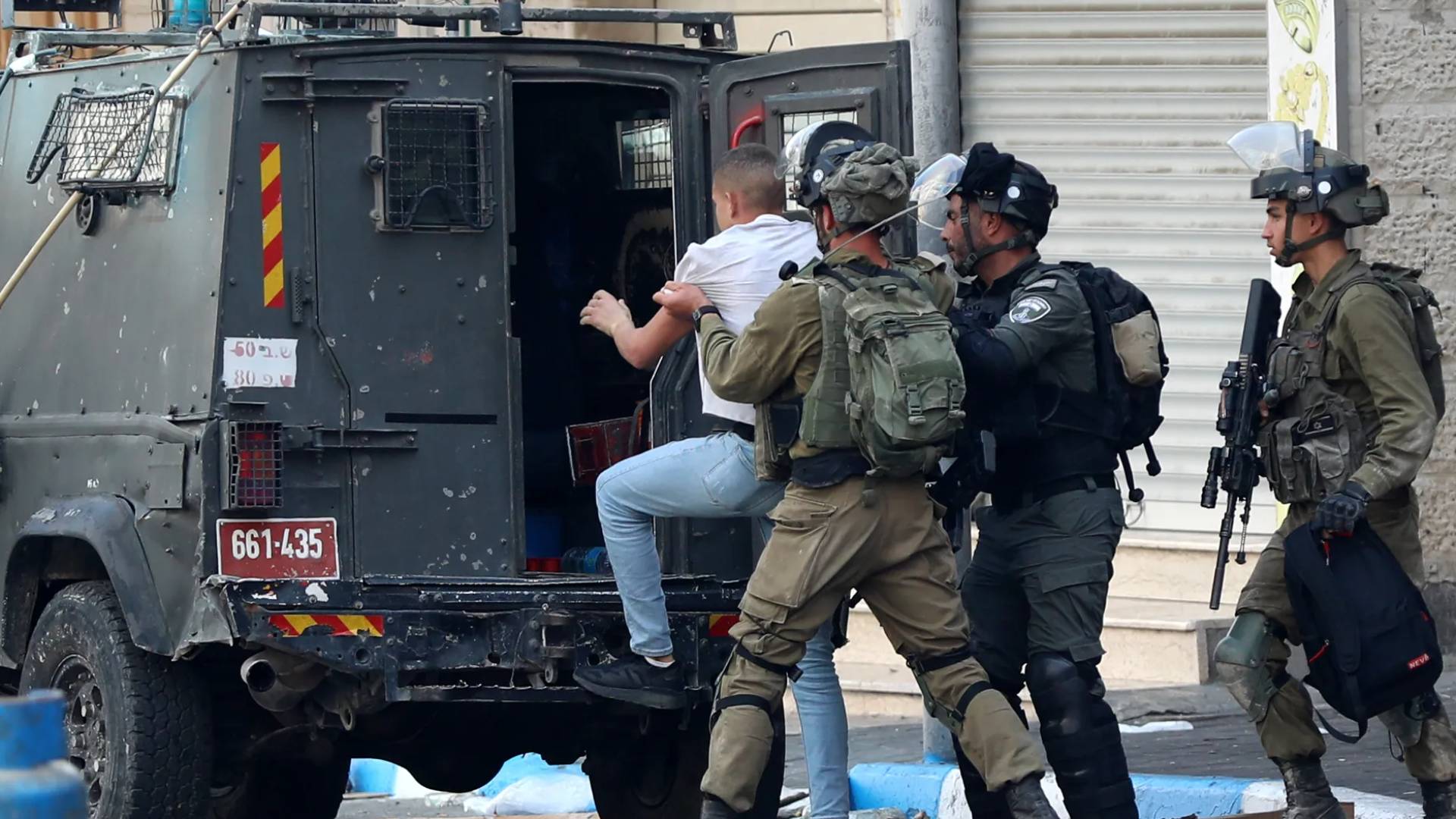 اعتقال فلسطيني في الضفة الغربية