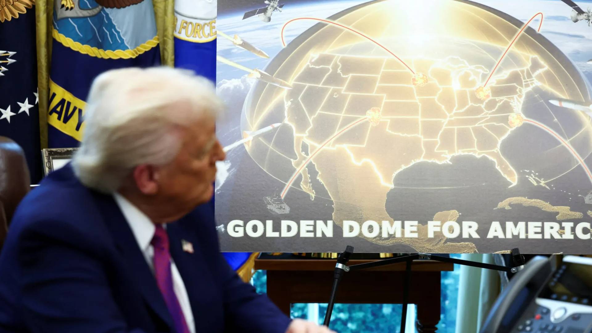 الرئيس الامريكي دونالد ترمب وصورة مسوحاة من "القبة الذهبية"