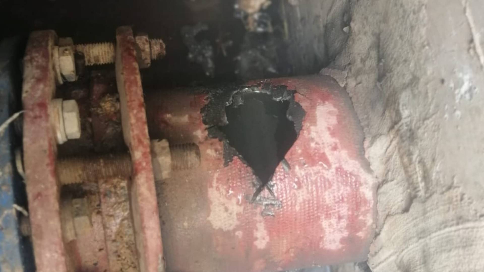 اعتداء على خط مياه قطر 8 إنش جنوب عمان