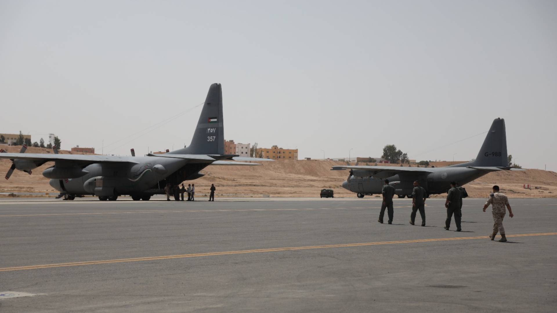 انزال مساعدات  تحمل مواد غذائية وإغاثية داخل القطاع