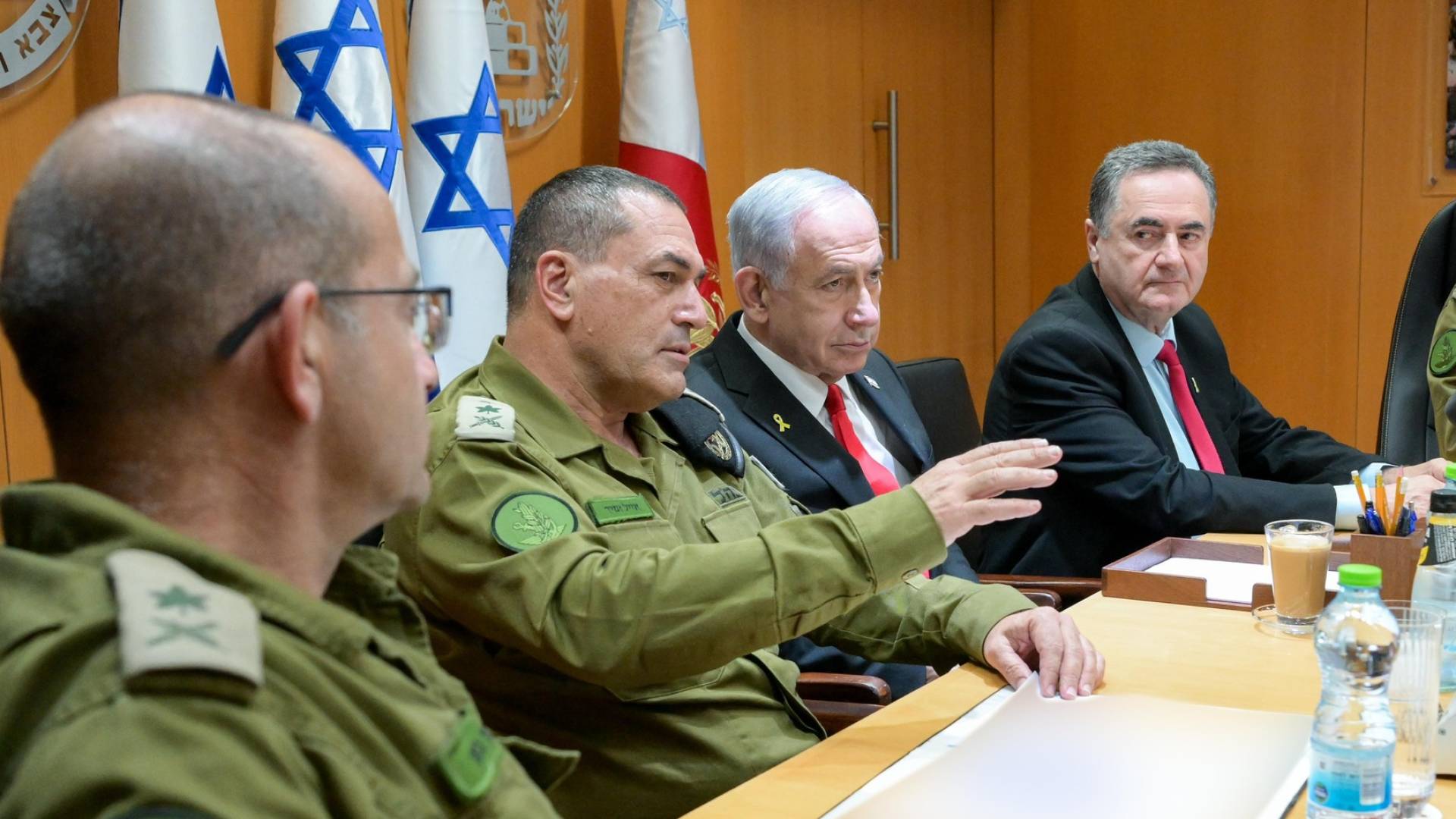 صورة تجمع نتنياهو وكاتس وزامير في تل أبيب