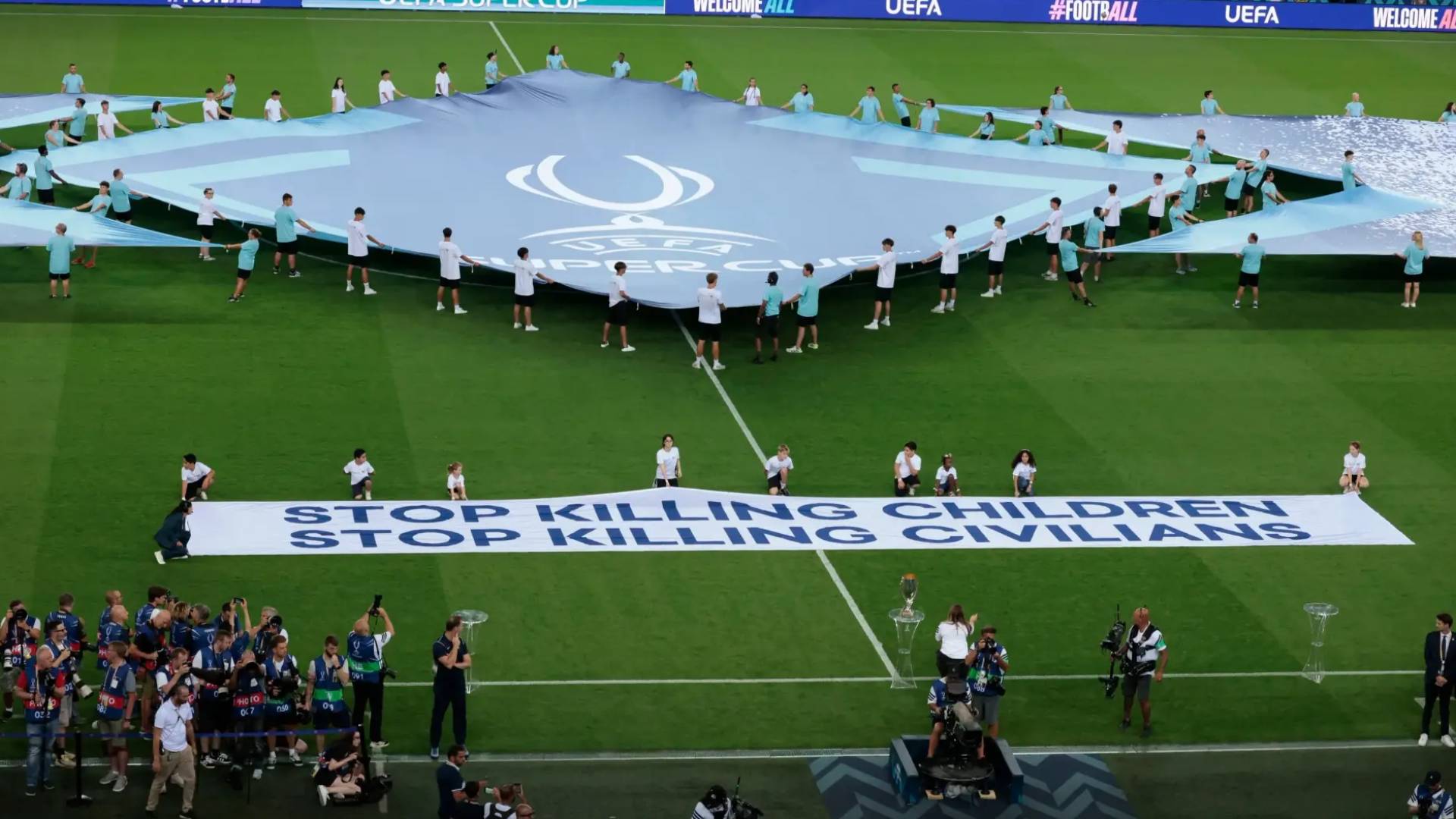 لافتة تضامن مع غزة قبل نهائي السوبر الأوروبي: "أوقفوا قتل الأطفال والمدنيين"