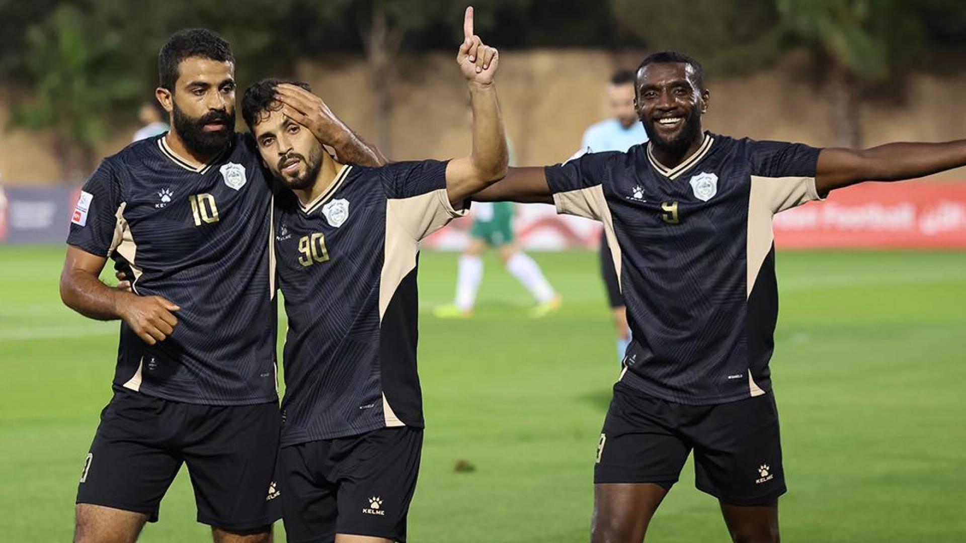 لاعبو فريق البقعة يحتفلون بهدف في مرمى الأهلي