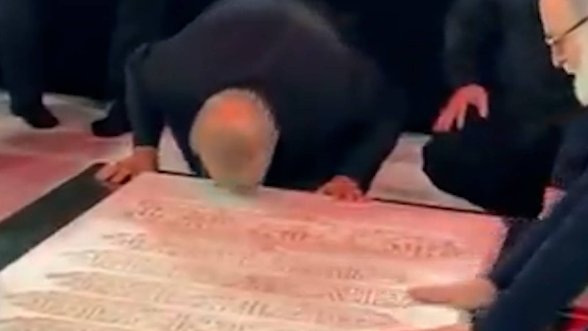 لاريجاني يقبل ضريح حسن نصر الله