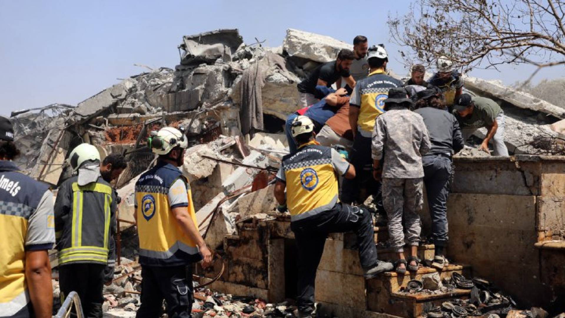 إنقاذ العالقين تحت الأنقاض بانفجار في محيط إدلب