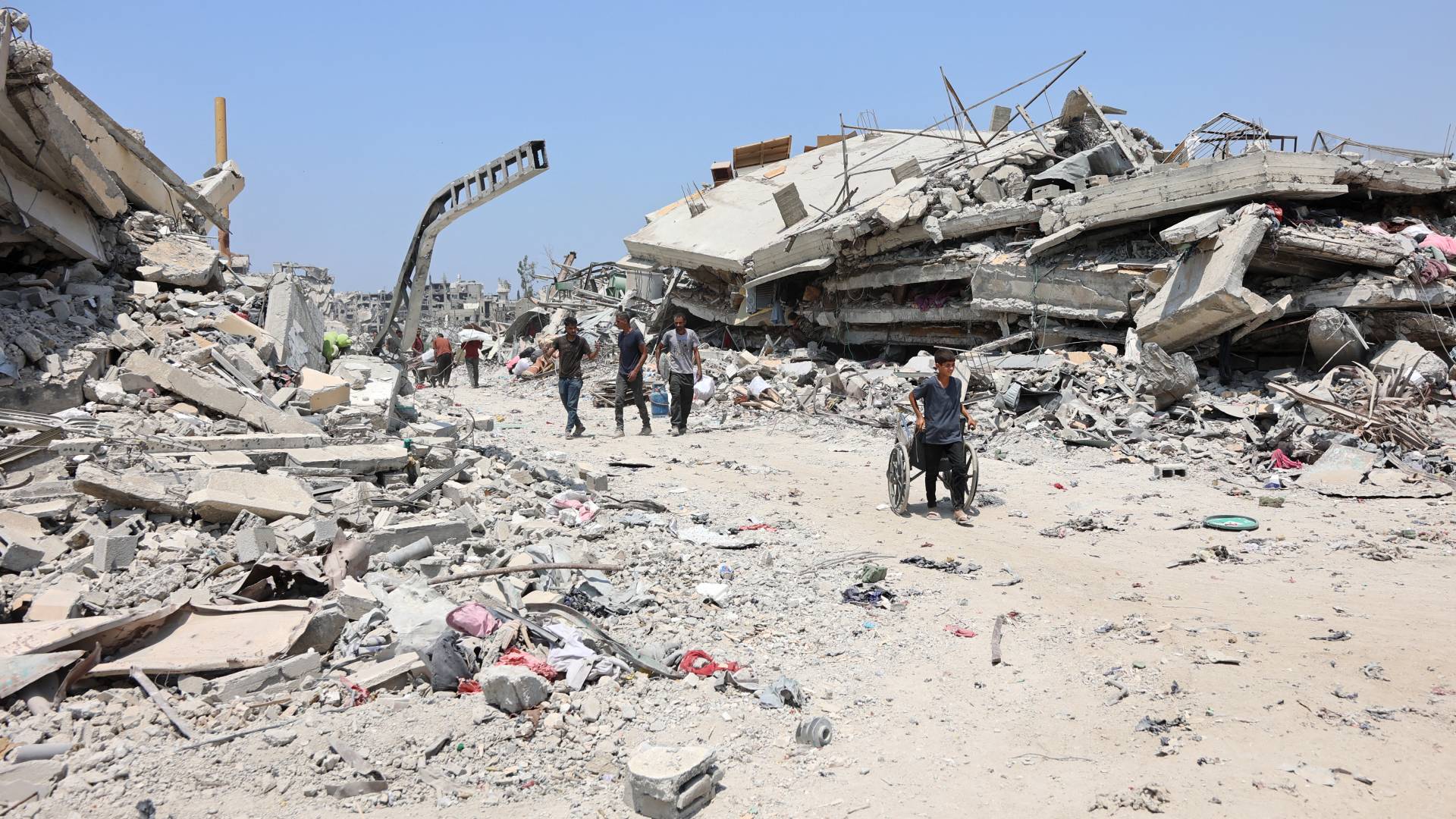 فلسطينيون في غزة وسط الدمار