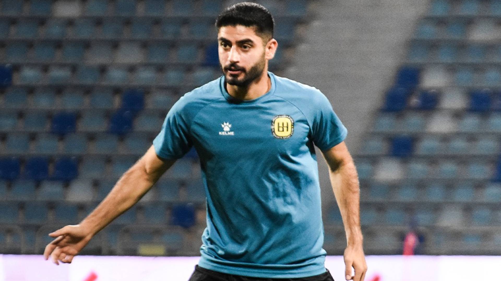 وسيم الريالات خلال الإحماء قبل المباراة