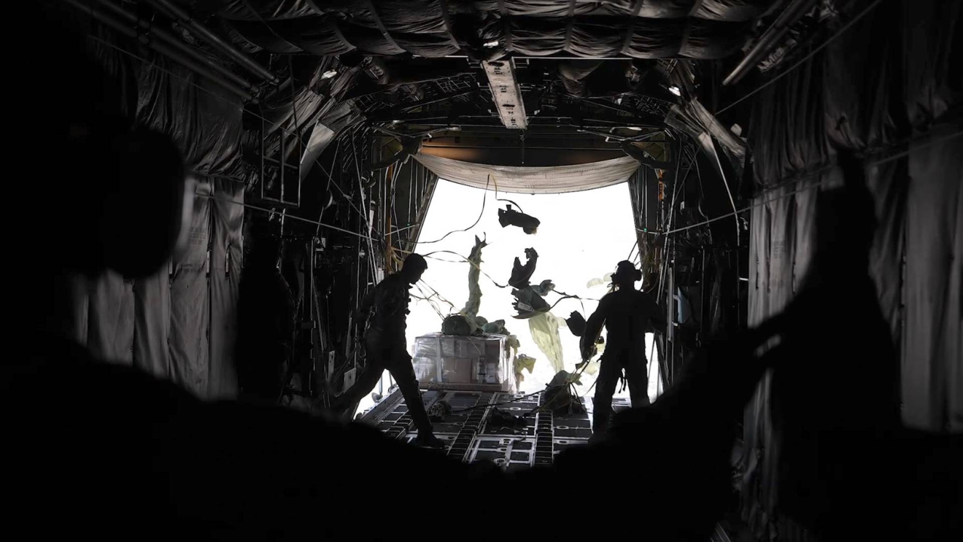 بالتعاون مع دول صديقة وشقيقة... الأردن يواصل إيصال المساعدات إلى غزة عبر إنزالات جوية جديدة