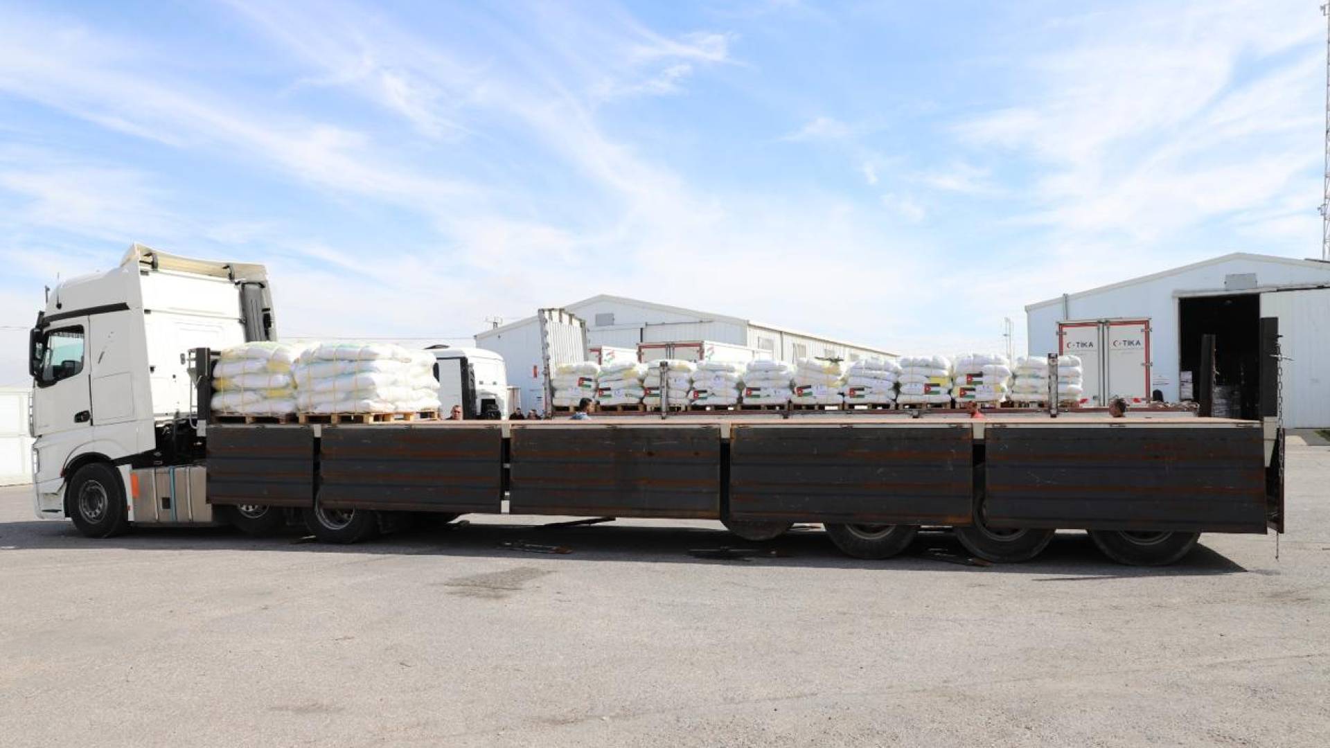 الهيئة الخيرية الهاشمية: 43 شاحنة مساعدات جديدة تعبر من الأردن لغزة