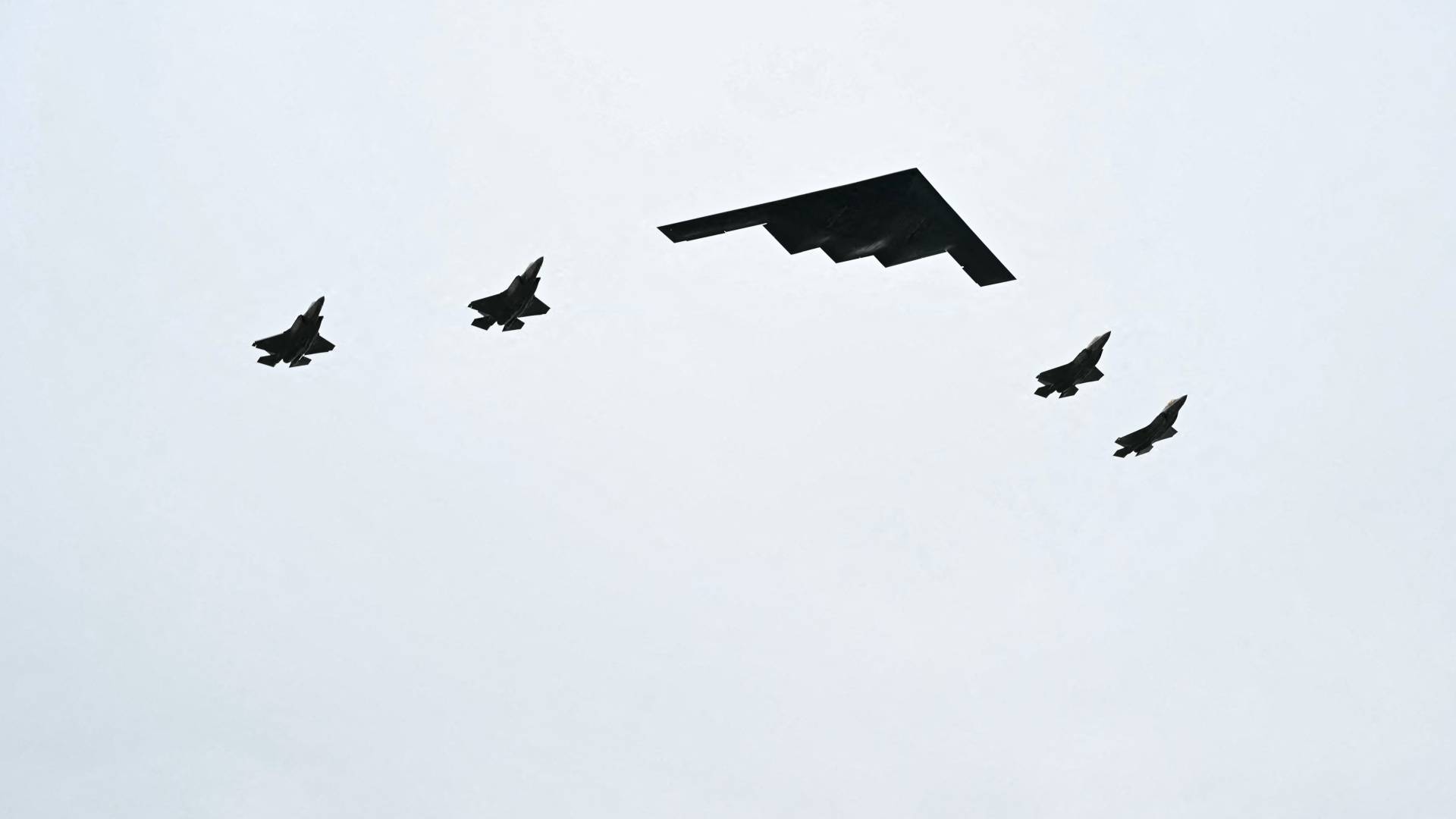 تحليق طائرات الشبح وF-35 في ألاسكا أثناء استقبال ترمب لبوتين