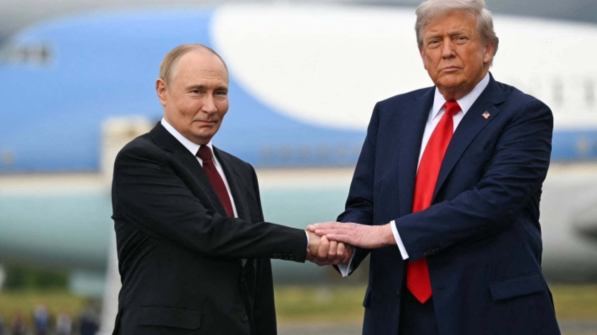 ترمب يصافح بوتين