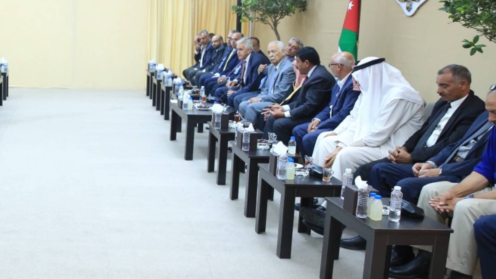 رئيس الديوان الملكي يلتقي وفدا يضم زهاء (200) شخصية من شيوخ ووجهاء وأبناء وبنات لواء البترا