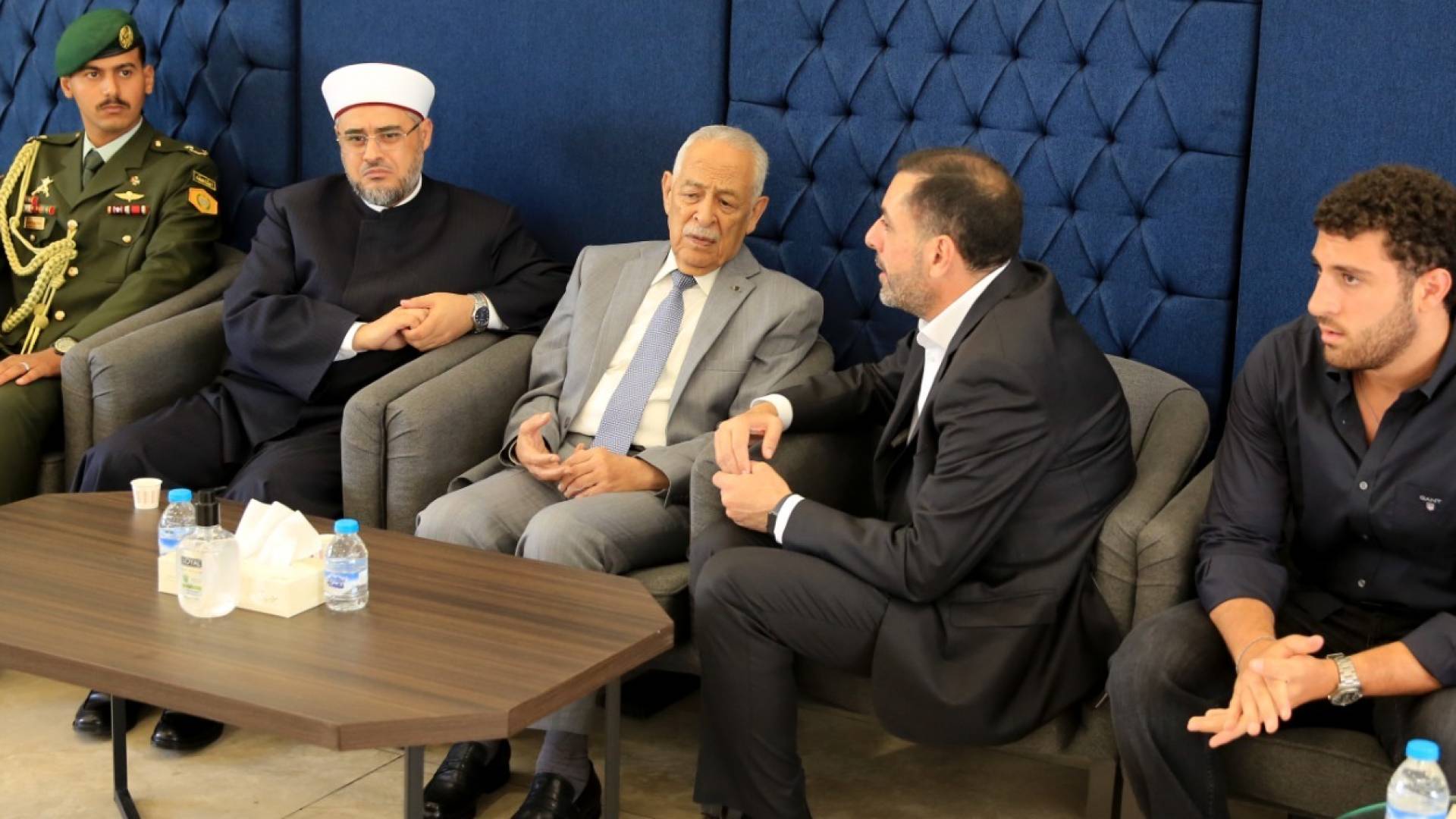 رئيس الديوان الملكي الهاشمي يقدم واجب العزاء