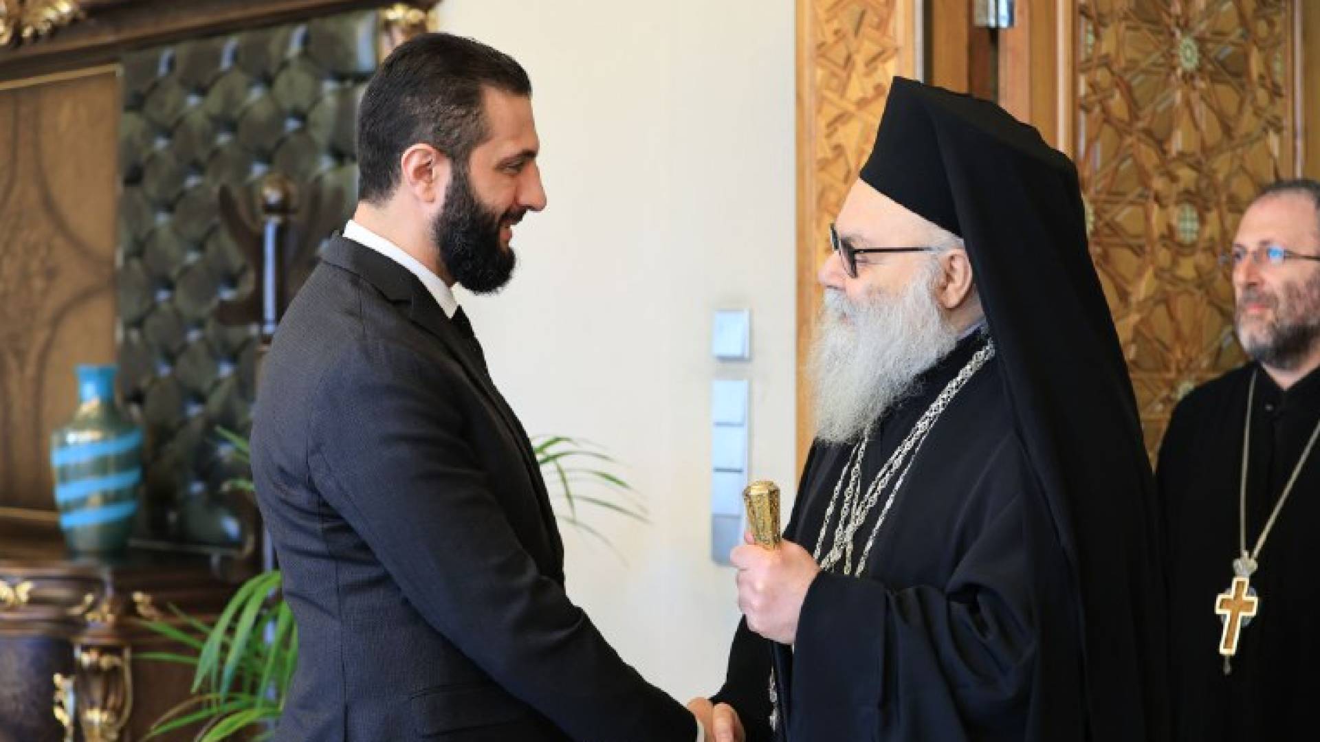 الرئيس السوري أحمد الشرع يلتقي البطريرك يوحنا العاشر يازجي