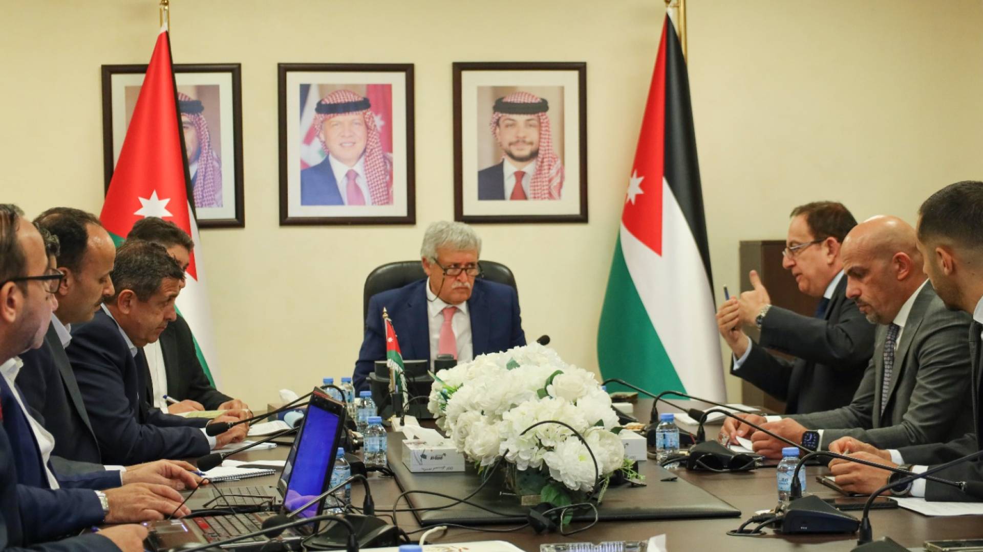 وزير النقل يوجه بتسريع إجراءات ترخيص وتشغيل مطار عمان المدني