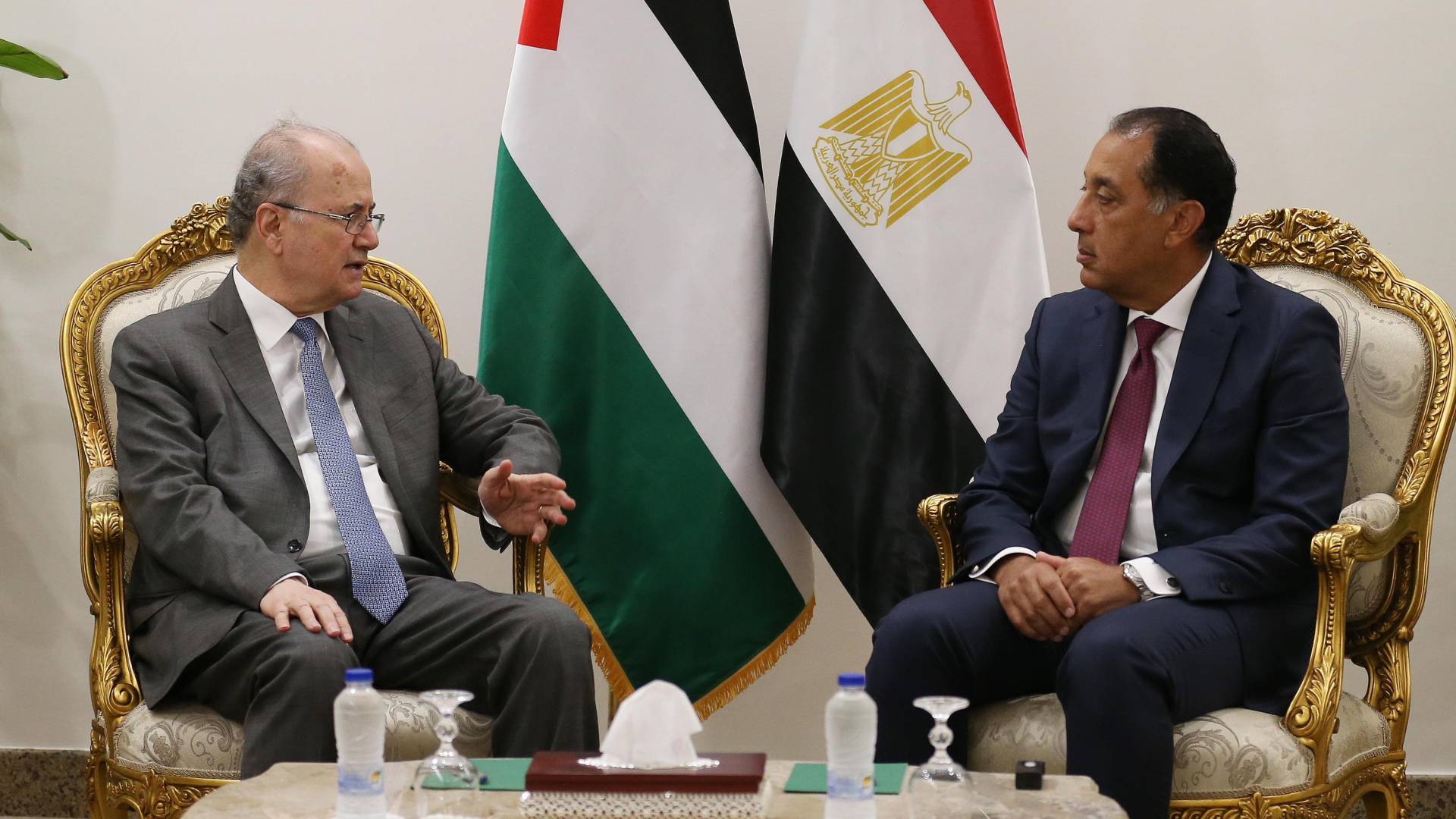 رئيس الوزراء الفلسطيني يلتقي نظيره المصري لمناقشة وقف العدوان على غزة وإعادة إعمارها
