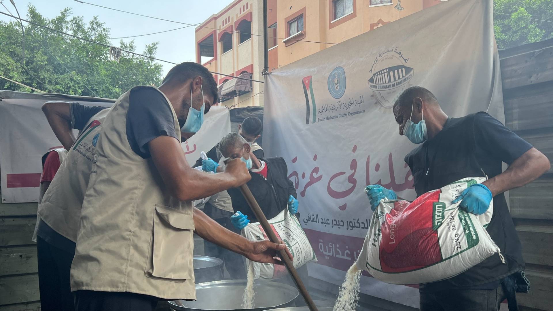 الهيئة الخيرية الأردنية الهاشمية تنفيذ مشروعها الإغاثي "الوجبات الساخنة وتكايا الطعام" في قطاع غزة