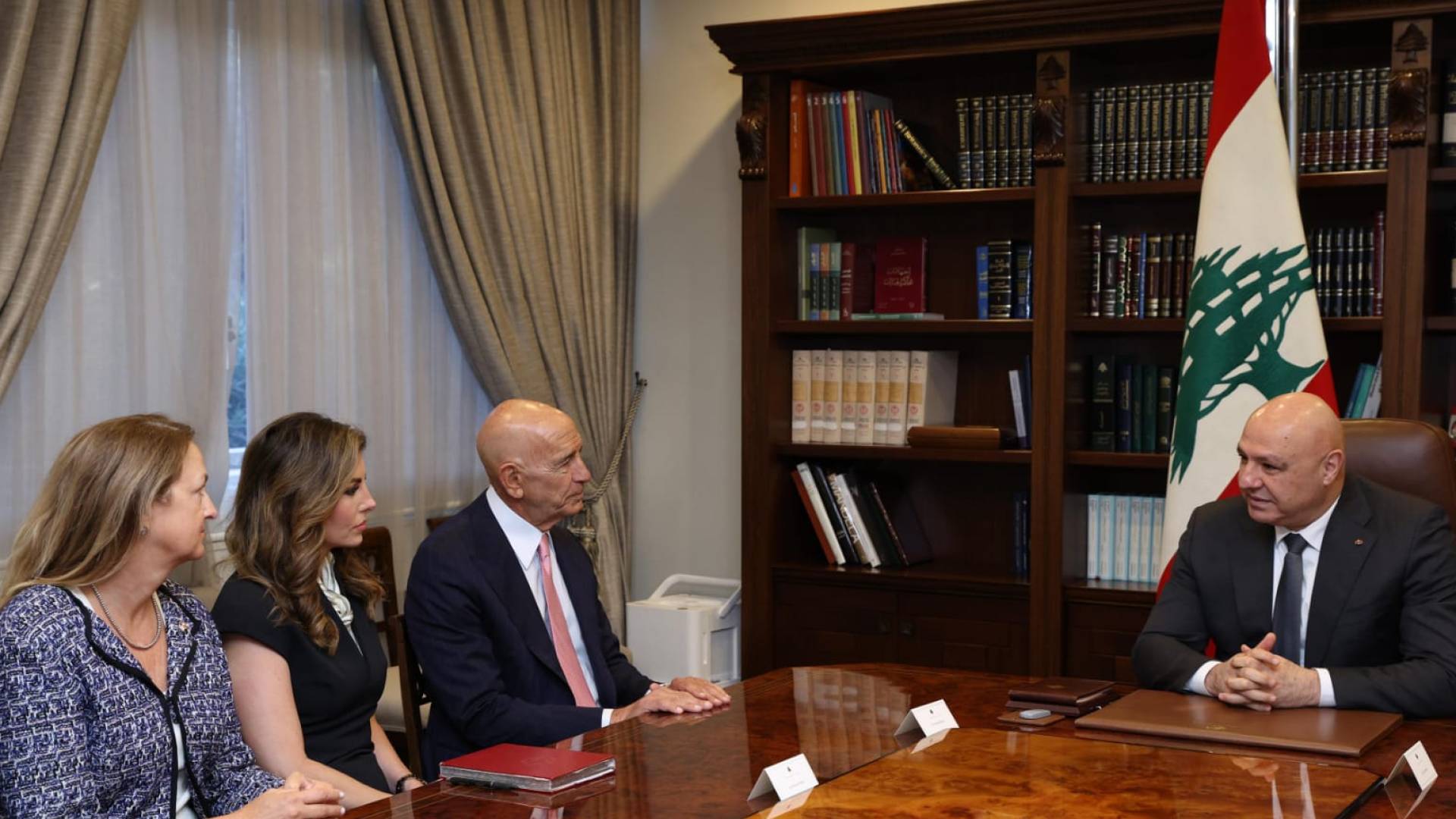 العماد جوزاف عون والمبعوث الأمريكي توم باراك ونائبة المبعوث الأمريكي للشرق الأوسط مورغان أورتاغوس