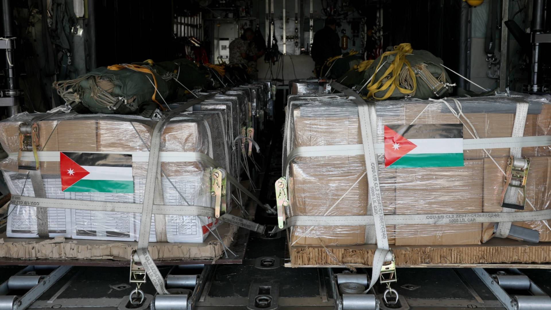 تنفيذ عمليات انزال جوي للأهل بغزة