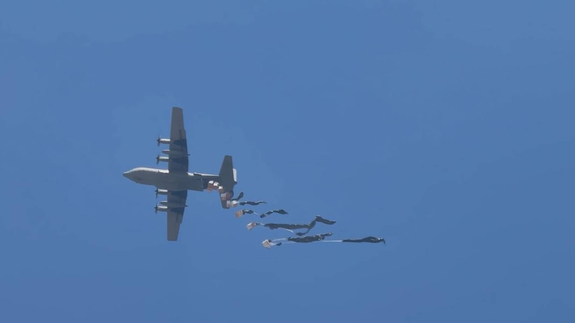 بالتعاون مع الأردن ومشاركة دول، الإمارات تنفذ الإنزال الجوي 74