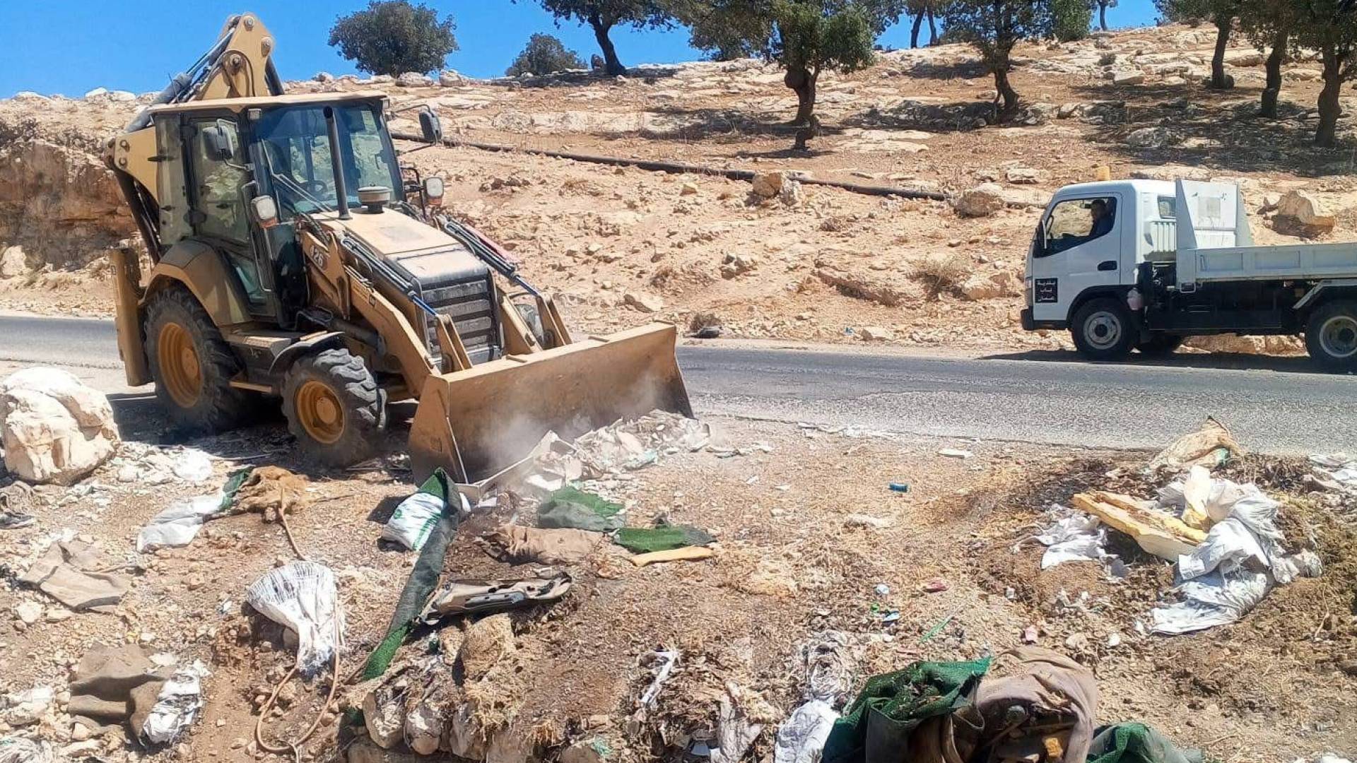 حملة تنظيف شاملة لإزالة مخلفات المواشي على طريق جبة – السيل