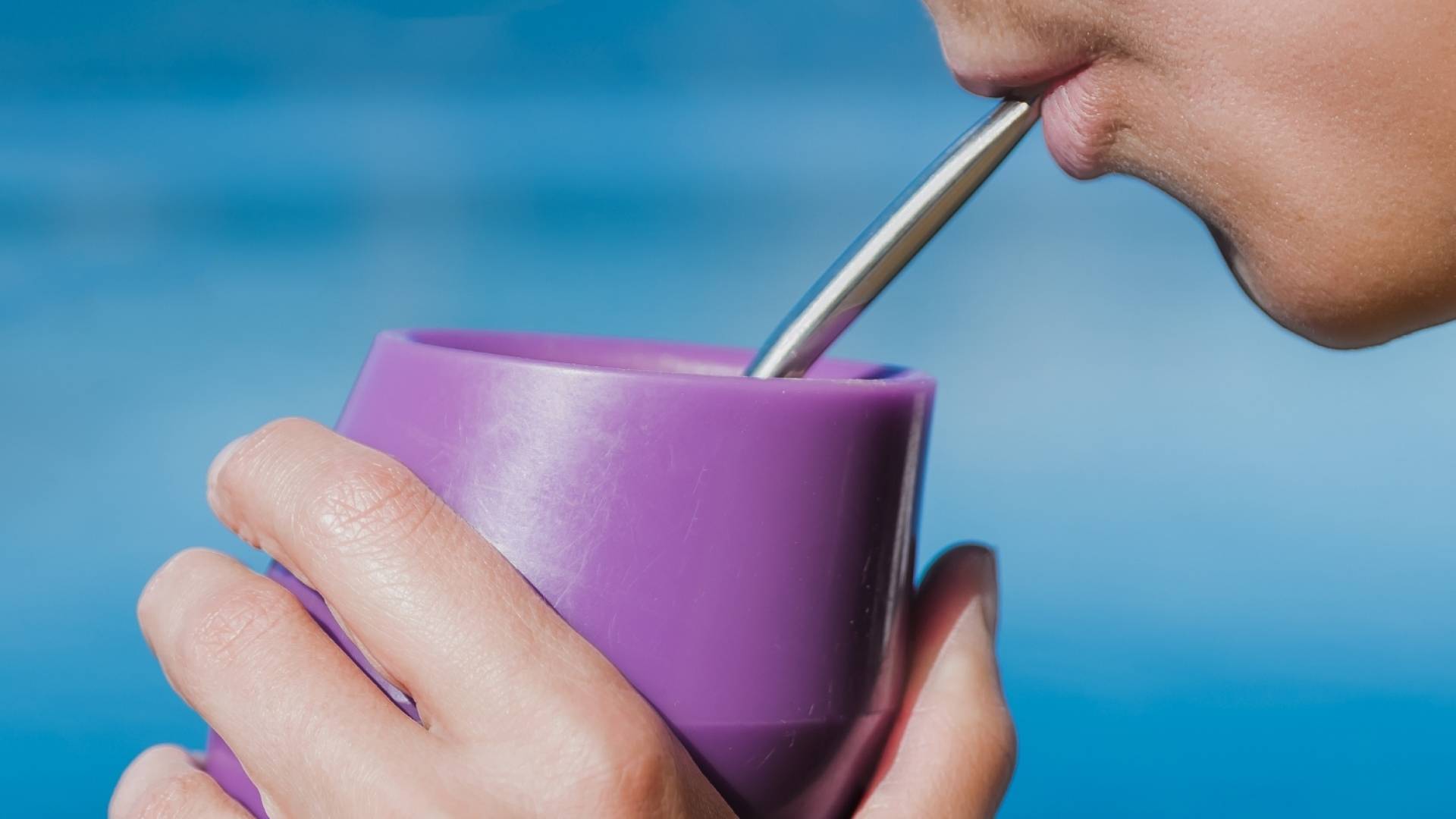 شخص يقوم بالشرب