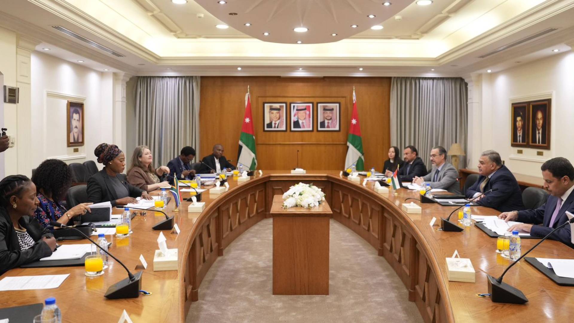 اجتماع وزارة الخارجية الأردنية مع وفد من جنوب افريقيا