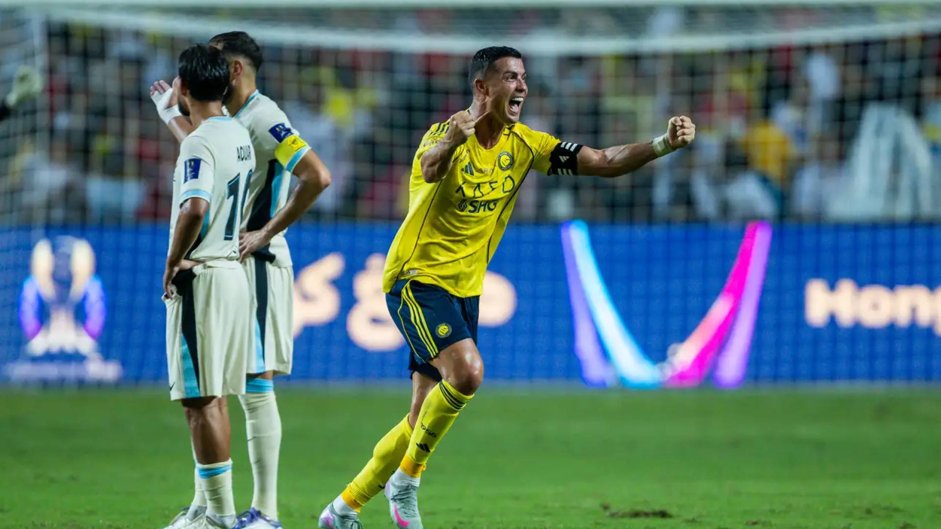 كريستيانو رونالدو يحتفل