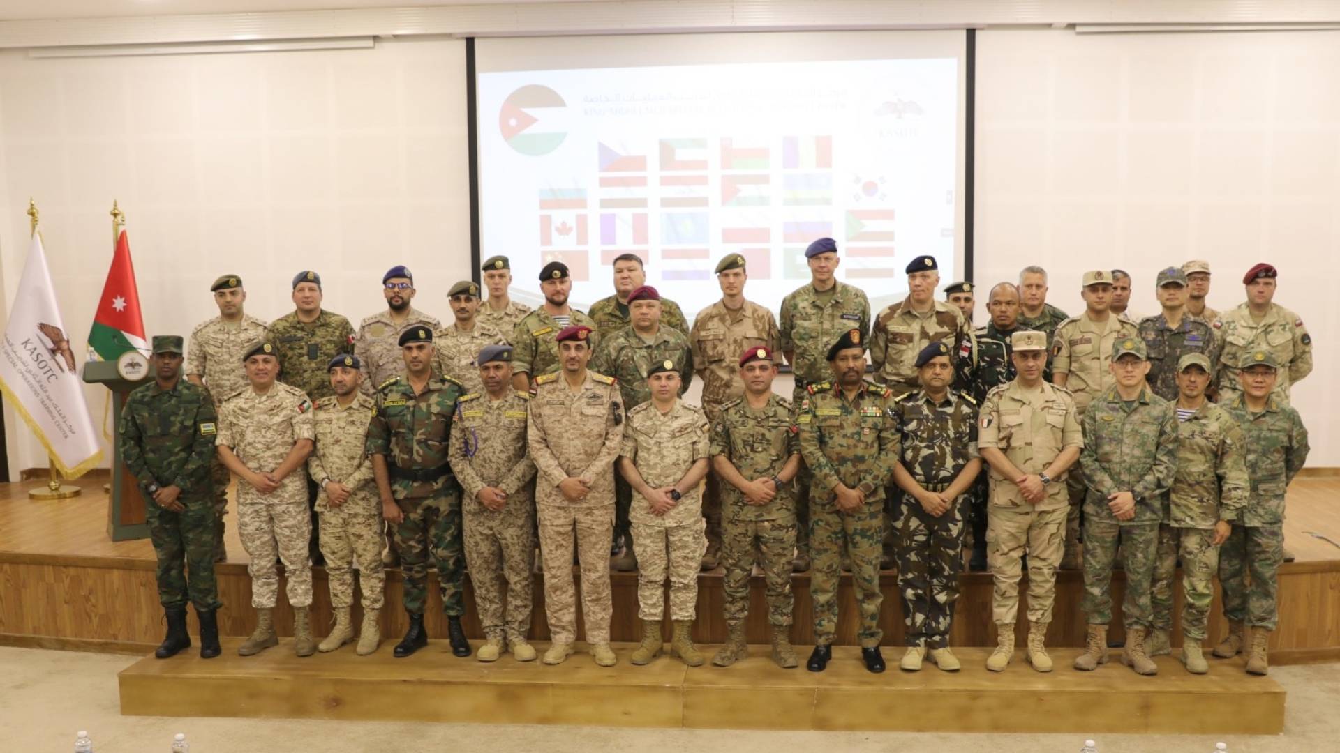 الملحقون العسكريون المعتمدون لدى المملكة يزورون مركز الملك عبدالله الثاني لتدريب العمليات الخاصة (KASOTC)