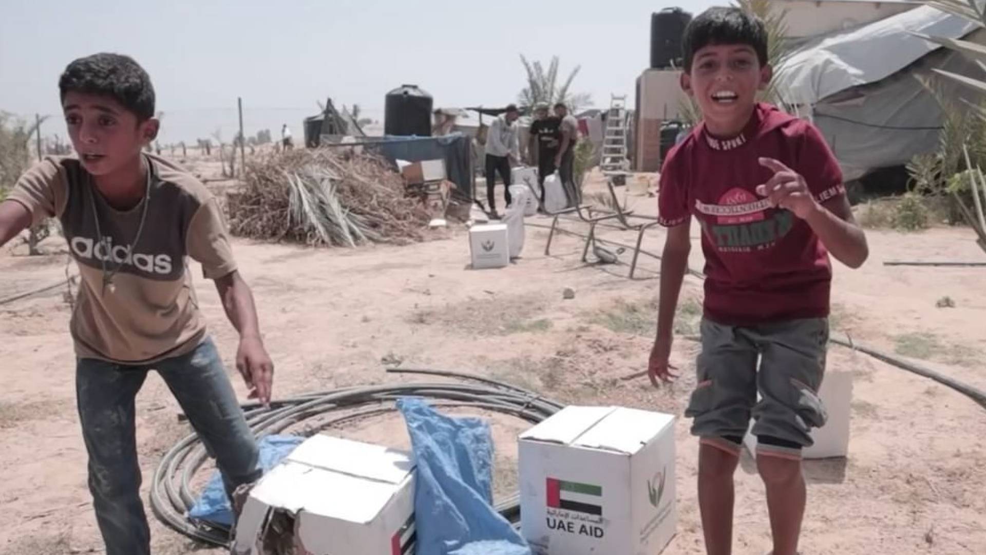 مساعدات انسانية للأهل بغزة