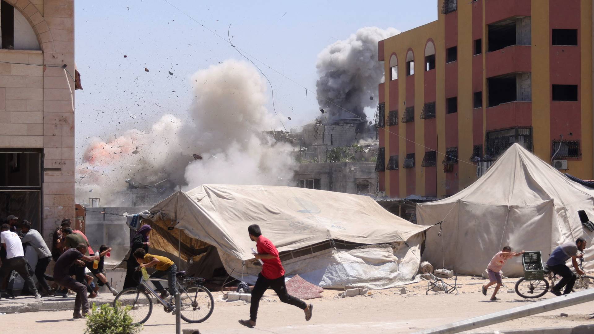 غارات عنيفة على قطاع غزة